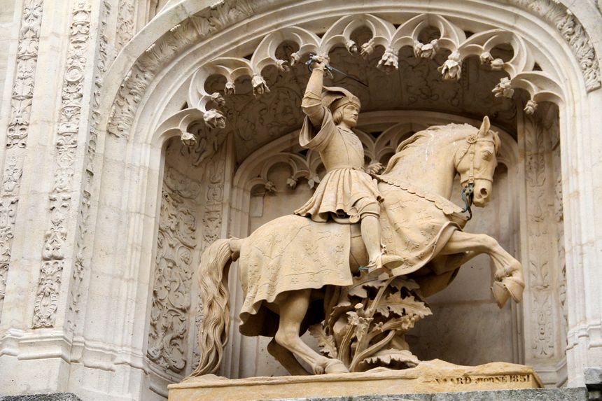 Antoine 1er, représenté par Mansuy Gauvain sur la Porterie du Palais Ducal à Nancy. Fils de René II, le duc Antoine fait fièrement figurer la Croix de Lorraine sur son cheval carapaçonné
