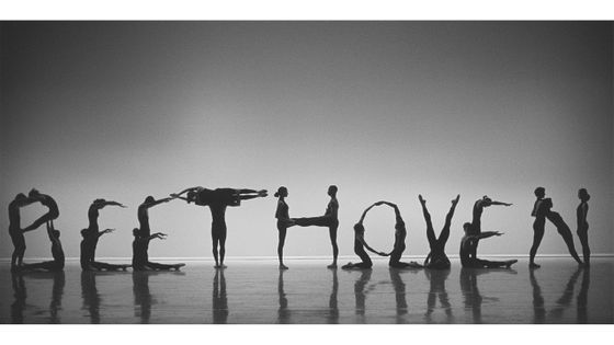 Des danseurs du Feld Ballets interprètent les lettres du mot "Beethoven" lors d'une représentation ©Getty - Julie Lemberger