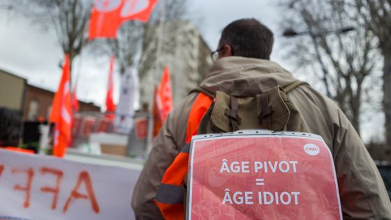 Un manifestant de la CFDT le 17 décembre à Toulouse. Le syndicat dirigé par Laurent Berger réclame le retrait de l'âge pivot à 64 ans pour toucher une retraite à taux plein. ©AFP - FRÉDÉRIC SCHEIBER / HANS LUCAS