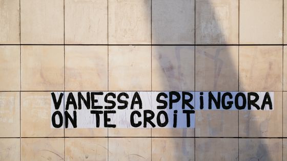 Vanessa Springora raconte dans un livre à paraître ce jeudi sa relation sous emprise, à 14 ans, avec l'écrivain Gabriel Matzneff, 50 ans à l'époque ©AFP - Mathieu Menard / Hans Lucas