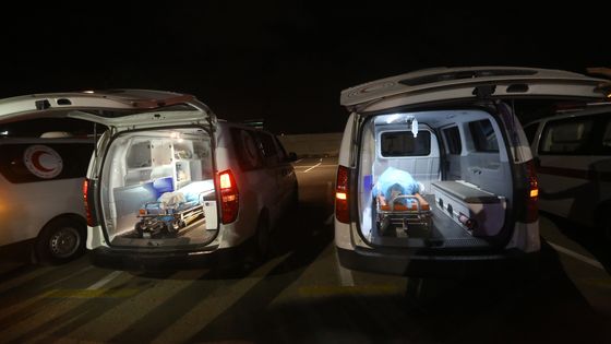 Les corps de deux victimes du bombardement d'une école militaire à Tripoli ( Libye) ©AFP - Mahmud Turkia