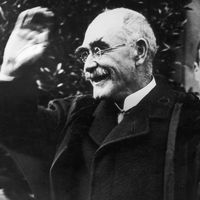 L'écrivain britannique Rudyard Kipling (1865 - 1936) en 1923, lorsqu'il est nommé recteur de "St Andrew University".
