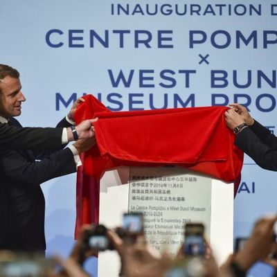 Le président Emmanuel Macron (C), le président du Centre Pompidou Serge Lasvignes (G) et Fong Shizhong (D) lors de l'inauguration du Centre Pompidou x West Bund Museum à Shanghai le 5 novembre 2019.