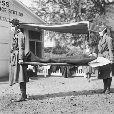 : Infirmières de la Croix rouge lors de l'épidémie de grippe de 1918, épidémie de "grippe espagnole" qui a fait 50 millions de morts selon l'Institut Pasteur