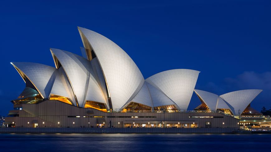 L'Opéra de Sydney, conçu par l'architecte danois Jørn Utzon, a été inauguré en 1973