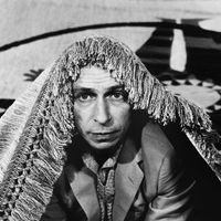 Photo prise en 1980 de l'acteur français Pierre Richard sur le tournage du film "Le Coup du parapluie" de Gérard Oury.