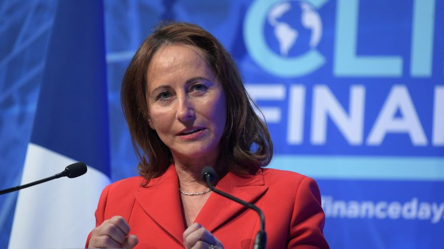 Ségolène Royal est visée par une enquête préliminaire du Parquet national financier pour l'utilisation des moyens associés à sa fonction, notamment pour des conférences et séances de dédicace. Elle dément vigoureusement tout mélange des genres.