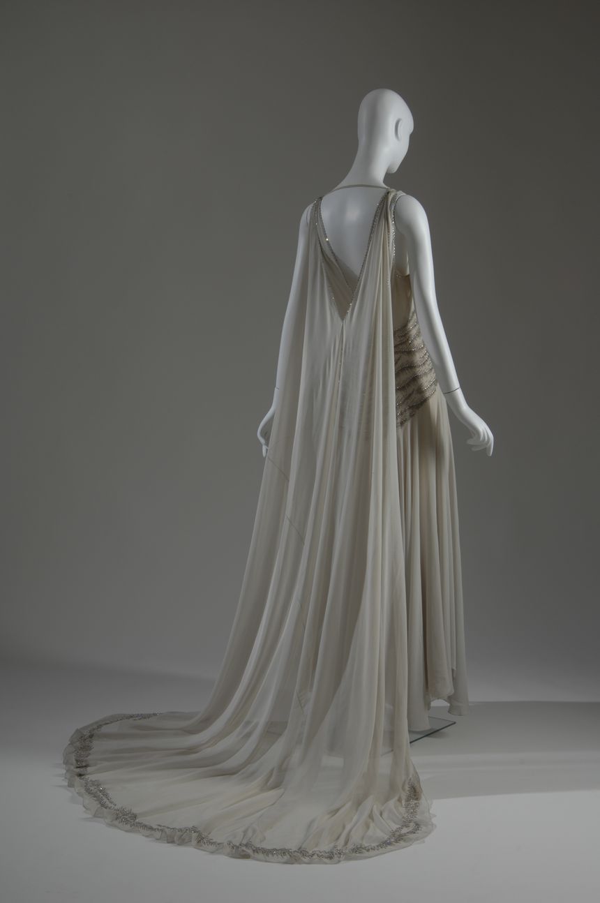 Les longs drapés coupés en biais sur cette robe de Madeleine Vionnet