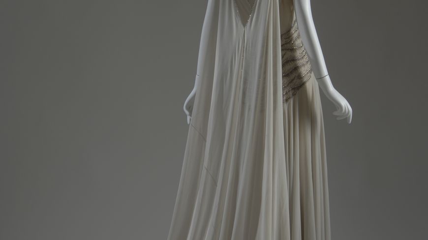 Les longs drapés coupés en biais sur cette robe de Madeleine Vionnet
