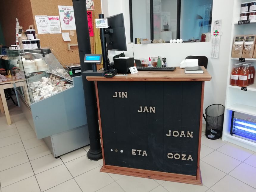 Le comptoir de Xirikota avec le message "Jin, jan, joan eta goza", c'est-à dire "venez, mangez, partez, et savourez"