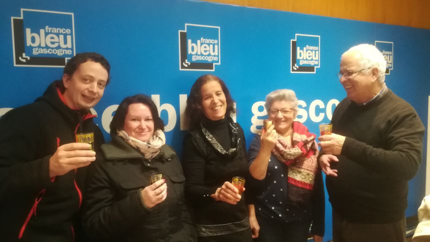 Les gourmands du jour autour de Mama. Céline et Sébastien Vallos boulangers à Luxey et notre couple d'auditeurs du jour Geneviève et Philippe