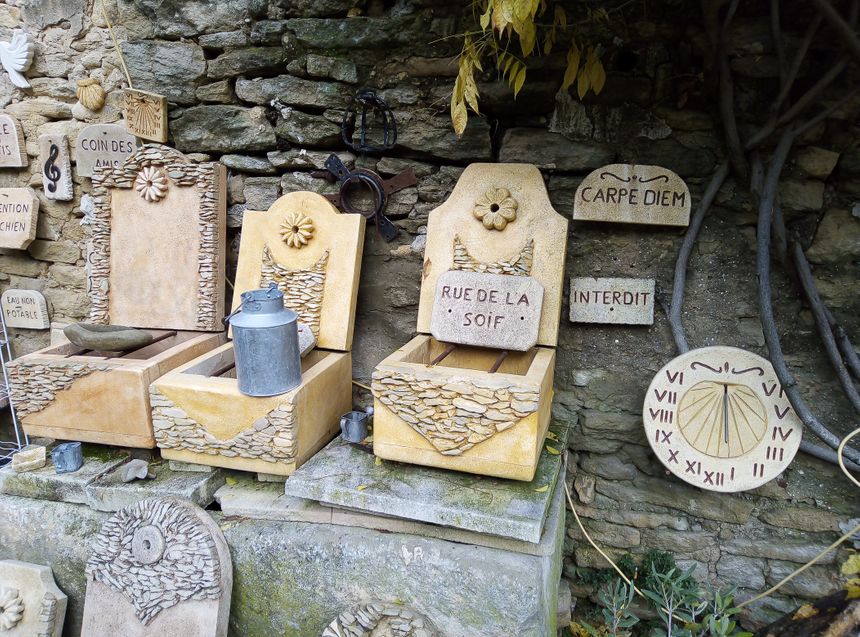 Fontaines, plaques, boîte aux lettres en pierre du pays par Yves Philippe.