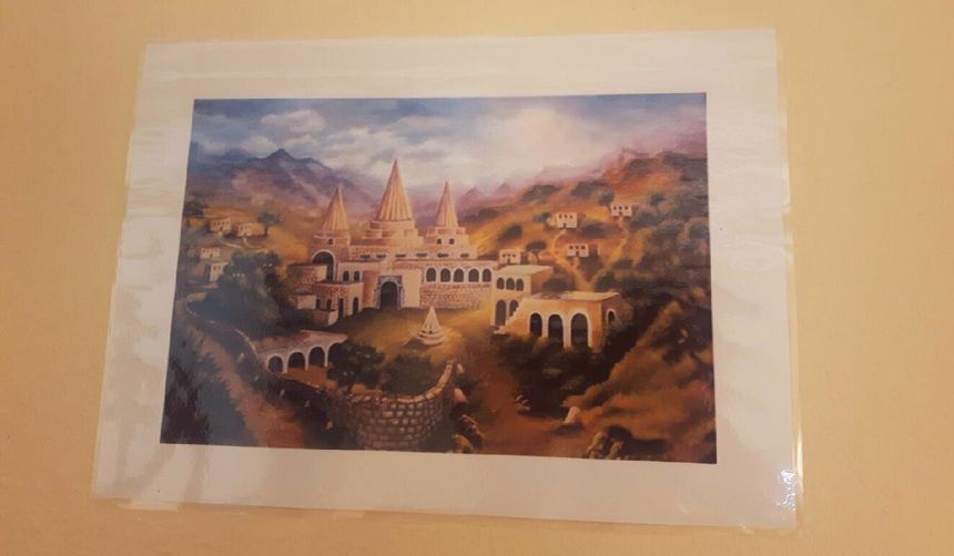 Photo épinglée sur le mur du salon de la maison d’une famille yézidie : le temple de Lalesh, ou Lalish, un lieu saint du Yézidisme dans le Kurdistan irakien abritant le tombeau du réformateur yézidi Sheikh Adi ibn Musafir