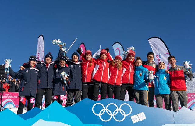 Les skieurs de l'équipe de France (Victoire Berger, Bazil Ducouret, Margot Ravinel et Anselme Damevin) et les skieurs des équipes suisses et espagnoles le 14 janvier 2020