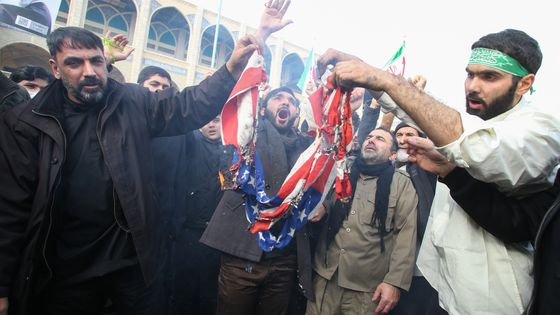 Des iraniens brûlent le drapeau des Etats-Unis après le raid américain qui a conduit à la mort du numéro 2 du régime Qassem Soleimani ©AFP - ATTA KENARE