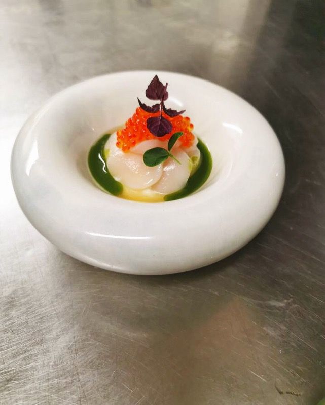 Carpaccio de Saint Jacques Royale de topinambours et oeufs de saumons.