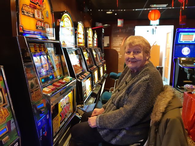 Jaklyn, 79 ans, tue le temps au Casino de Grimsby