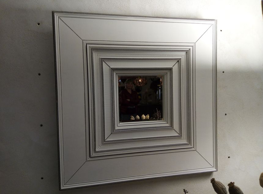 Plat et ondulé, le carton crée le décor, il est ensuite peint à la main.