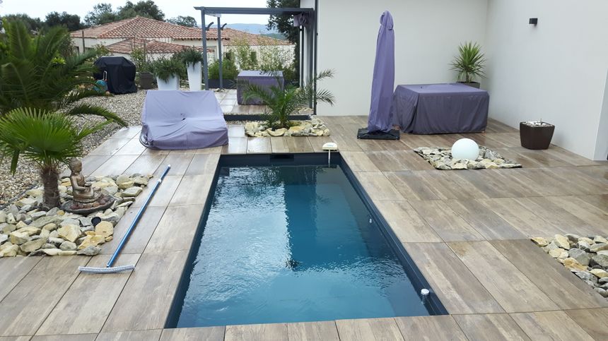 sur la terrasse le coin détente piscine jacuzzi