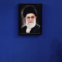 En Iran, le président élu au suffrage universel (Hassan Rohani, à droite de l'image) n'a que peu de pouvoir face au Guide suprême (Ali Khamenei, en photo)