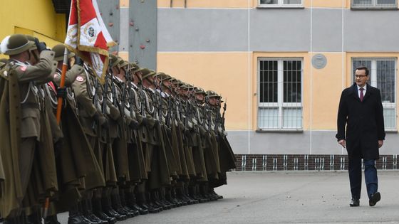 Le premier ministre polonais à la commémoration du vingtième anniversaire de l’adhésion de la Pologne à l’OTAN l’an dernier : l’alliance atlantique est considérée à Varsovie comme l’assurance-vie de la Pologne. ©AFP - Artur Widak / NurPhoto