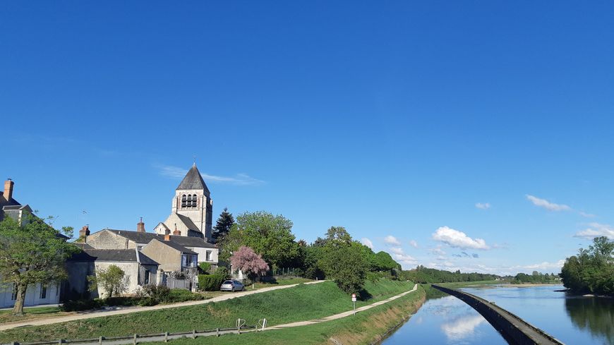 L'église de Vieux Bourg au bord de la Loire et du canal d'Orléans à Saint Jean de Braye (Loiret) en avril 2019.