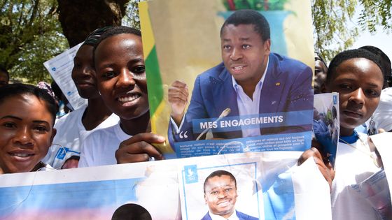 Des enfants brandissent une affiche du président togolais Faure Gnassingbe ©AFP - PIUS UTOMI EKPEI / AFP