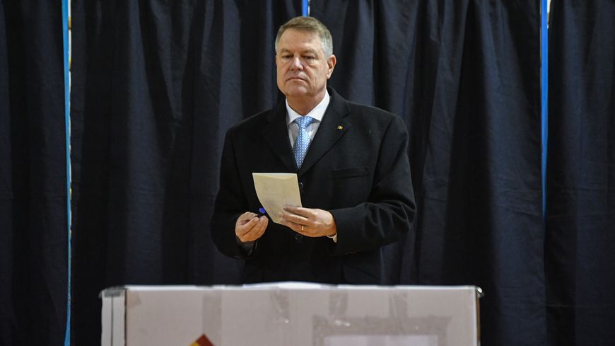 Issu du Parti national libéral (PNL), le président roumain Klaus Iohannis vient de subir un revers de la part de la Cour constitutionnelle après avoir à nouveau nommé un Premier ministre libéral récemment désavoué par le Parlement.