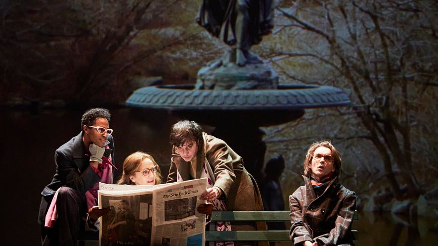 Clément Hervieu-Léger (Prior Walter), Jérémy Lopez (Louis Ironson), Gaël Kamilindi, (Belize) et Florence Viala, (l’Infirmière Emily), extrait d' "Angels in America" de T. Kushner, mise en scène d'A. Desplechin, à la Comédie-Française