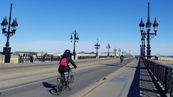 Le pont de pierre à Bordeaux est interdit à la circulation automobile (sauf taxis) depuis juillet 2018. Il passe chaque jour 10 000 vélos et 7 000 piétons. ©Radio France - Vanessa Descouraux