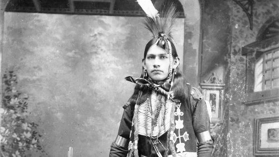 L'Osage, Paul Red Eagle, de Pawhuska, Territoire de l'Oklahoma, étudiant à l'A&M College, en 1895 pause avec une cuirasse en os, un gilet brodé et des ornements perlés ©Getty - Photo de George W. Parsons / Oklahoma Historical Society / Getty Images