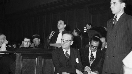 Maître Matarasso, André Wurmser et Claude Morgan, directeur des "Lettres françaises", au procès Kravchenko contre Les Lettres françaises à Paris en 1949 ©Getty - Keystone-France