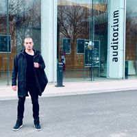 Piotr Pavlenski devant l'entrée de la Maison de la Radio, le 23 février 2020