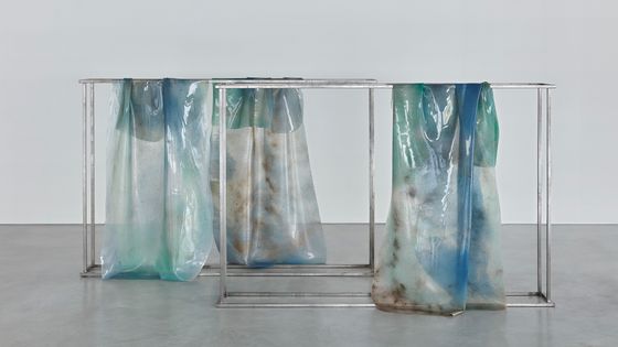 "Tagasode industriel", Sabrina Vitali (2019). Acier inoxydable, laiton, silicone, oxydes et pigments / 140 x 200 x 100 cm - Thomas Lannes