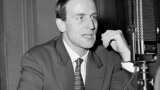 Boris Vian lors de l'enregistrement de l'émission radiophonique "Bonsoir l'Europe, ici Paris" ©AFP - LOUIS JOYEUX / INA