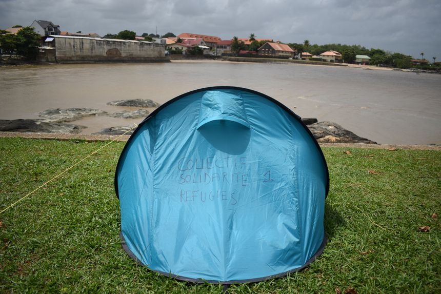 Une tente de la place des amandiers, à Cayenne