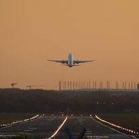 Un avion qui décolle : quel est l’impact environnemental des tournées ?