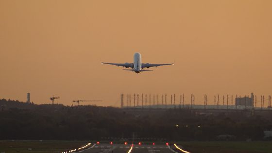 Un avion qui décolle : quel est l’impact environnemental des tournées ? ©Getty - Tom Kaiser / EyeEm