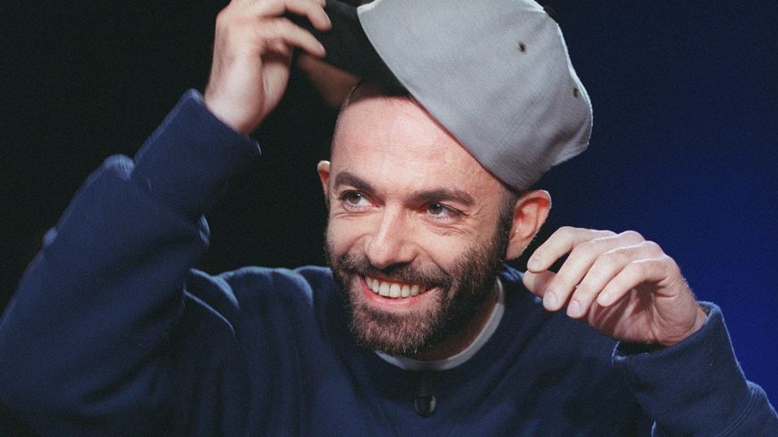 Guillaume Dustan sur le plateau de l'émission littéraire Campus, en 2002, sur France 2