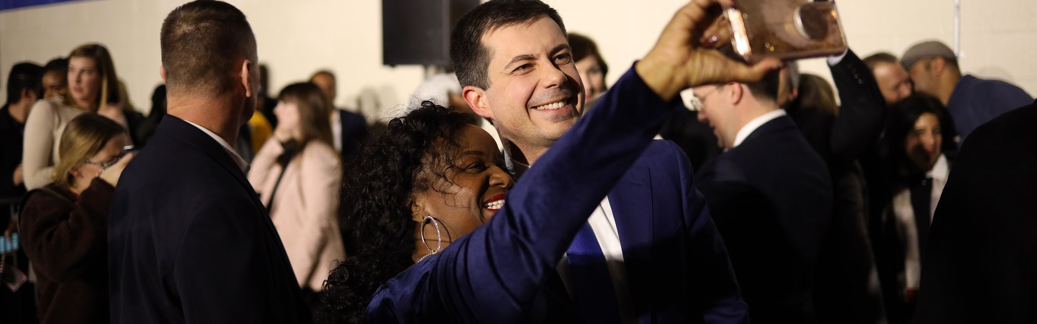 Pete Buttigieg, le benjamin de la course à l'investiture démocrate (38 ans), avec ses partisans à Des Moines, capitale de l'Iowa, le 3 février