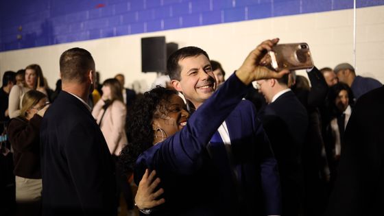 Pete Buttigieg, le benjamin de la course à l'investiture démocrate (38 ans), avec ses partisans à Des Moines, capitale de l'Iowa, le 3 février ©AFP - WIN MCNAMEE / GETTY IMAGES NORTH AMERICA