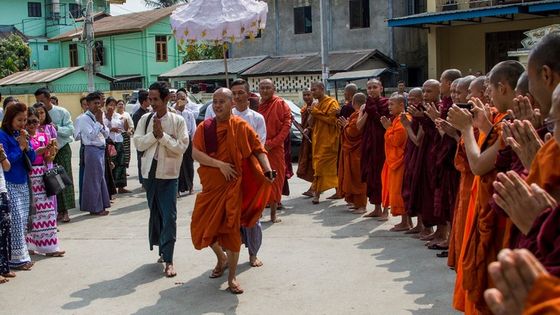 Le moine bouddhiste birman ultra-nationaliste Ashin Wirathu arrive à un monastère de Rangoun pour délivrer un sermon aux fidèles, le 10 mars 2018 ©AFP - AFP