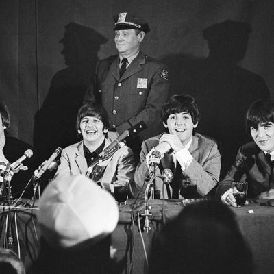 Les Beatles en conférence de presse en 1964 à New York City, New York. (G-D) John Lennon, Ringo Starr, Paul McCartney, George Harrison. (Photo by Michael Ochs Archives/Getty Images)