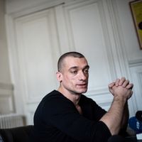 Le performeur russe Piotr Pavlenski lors d'une interview à Paris le 22 février 2020