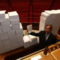 Jean-Louis Debré, président de l'Assemblée nationale, en 2006, avec les 137 449 amendements déposés contre le projet de fusion GDF - Suez