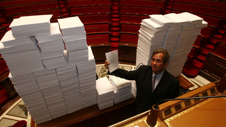 Jean-Louis Debré, président de l'Assemblée nationale, en 2006, avec les 137 449 amendements déposés contre le projet de fusion GDF - Suez