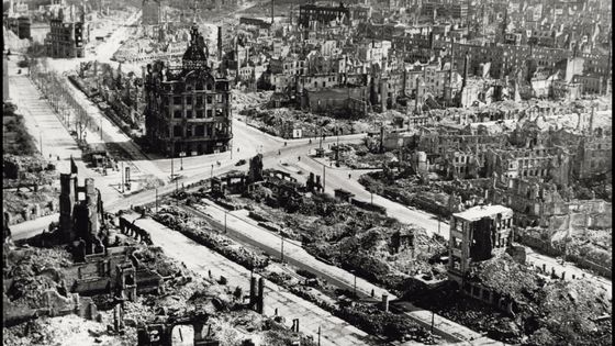 La ville de Dresde après les bombardements alliés de février 1945. Le Kaiserpalast, au centre, est encore debout. Les ruines seront démolies en 1951. ©AFP - LEEMAGE