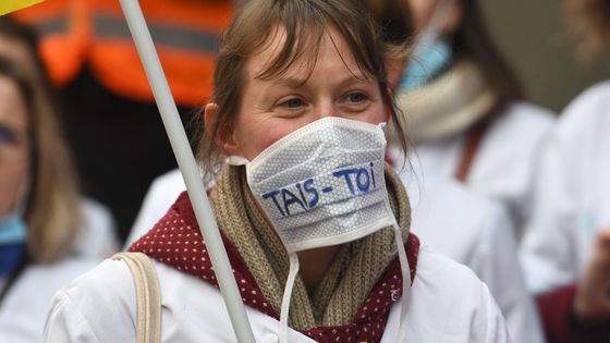 Une femme manifeste pour alerter sur la crise dans les hôpitaux publics, à Quimper le 14 novembre 2019. ©AFP - Fred TANNEAU