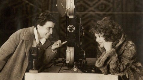 La réalisatrice Dorothy Arzner et l'actrice Clara Bow sur le tournage de Wild Party (1929)