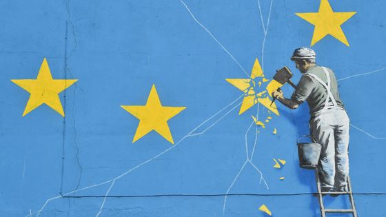 Œuvre de l'artiste britannique Banksy, représentant un ouvrier en train d’effacer l'une des étoiles du drapeau de l'Union européenne. Douvres, Royaume-Uni, le 7 janvier 2019. ©Getty - GLYN KIRK